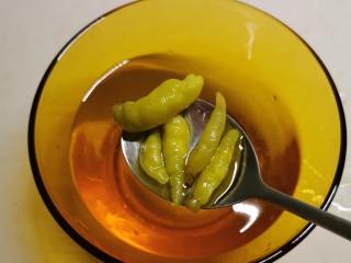 2、泡椒鸡胗,准备好泡椒和泡椒水