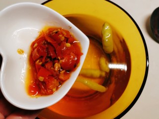 3、泡椒鸡胗,剁辣椒与泡椒水混合备用