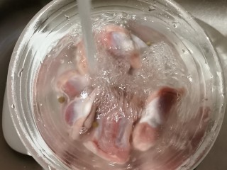 4、泡椒鸡胗,鸡胗充分清洗 去掉表面筋膜