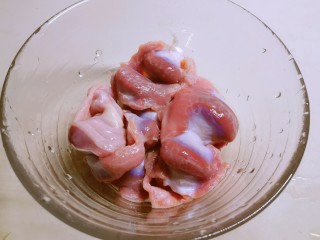 5、泡椒鸡胗,清洗干净备用