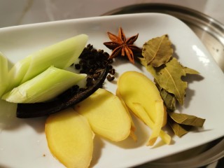 6、泡椒鸡胗,汤锅加入清水 放入准备好的香辛料