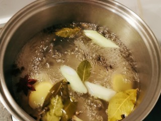 7、泡椒鸡胗,水烧开