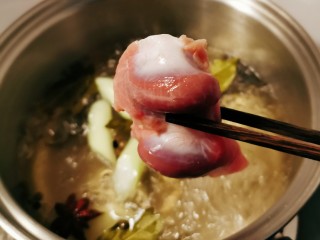 8、泡椒鸡胗,放入清洗干净的鸡胗