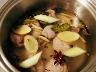9、泡椒鸡胗,大火煮开 转中小火煮