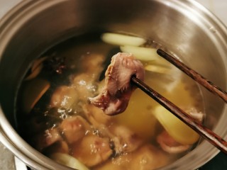 10、泡椒鸡胗,煮至筷子轻轻穿透  表明已经熟透
