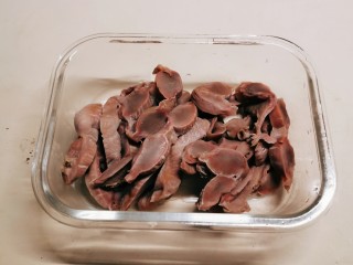 13、泡椒鸡胗,放入密封盒里