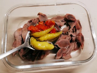 14、泡椒鸡胗,放入泡椒