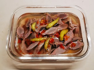 15、泡椒鸡胗,倒入泡椒水 加盖子 在冰箱冷藏 浸泡1-2天更入味 