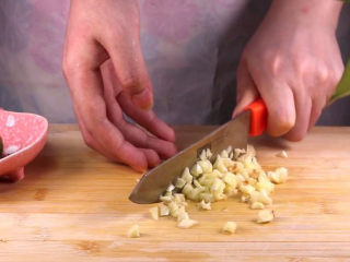 9、往青椒里塞入半斤金针菇，这味道绝了！,取适量的大蒜剁成蒜末备用。