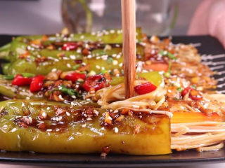 23、往青椒里塞入半斤金针菇，这味道绝了！,吃之前搅拌一下更入味哦，（如果担心不够入味的话，也可以多做一些酱汁，炒香后淋在上面味道也是很棒的哦）