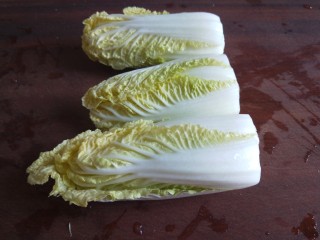 2、酸辣白菜心,娃娃菜心三个。