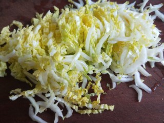 3、酸辣白菜心,切成丝。