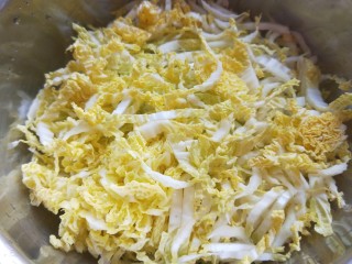 4、酸辣白菜心,放入盆中。