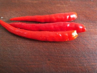 5、酸辣白菜心,红辣椒三个。