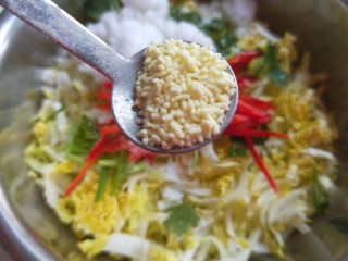 11、酸辣白菜心,加入鸡精。