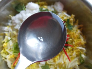 12、酸辣白菜心,一勺白醋。