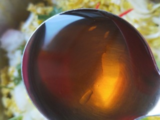 14、酸辣白菜心,加入一勺美极鲜酱油。