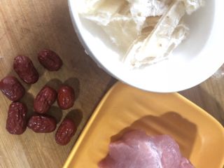 1、红枣花胶炖瘦肉,全部材料，花胶提前一晚浸泡好