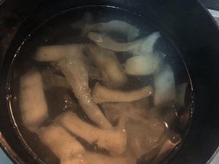 2、红枣花胶炖瘦肉,先用焯烫一下花胶，软身即可。可去除一部分的腥味