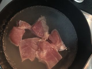 3、红枣花胶炖瘦肉,猪肉也焯熟备用