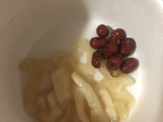 4、红枣花胶炖瘦肉,炖盅内依次放入花椒，红枣