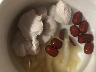 5、红枣花胶炖瘦肉,放入瘦肉