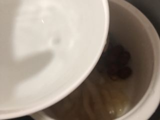 6、红枣花胶炖瘦肉,倒入一大碗水（两个人的分量）