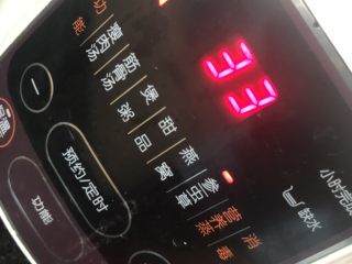 7、红枣花胶炖瘦肉,炖锅里按参虫草功能，大约炖三小时，时间到了，加点盐即可享用
