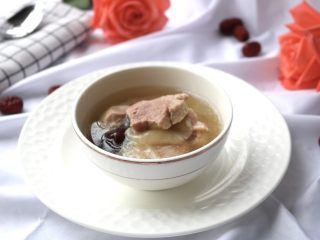8、红枣花胶炖瘦肉,胶原满满的一碗热汤