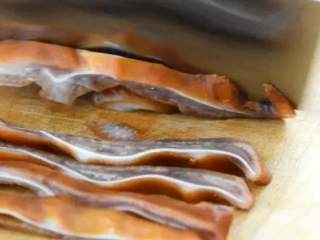 1、脆脆的卤煮耳，搭配上酸酸辣辣的调料汁，超级下酒！,卤猪耳切成合适大小备用