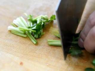 2、脆脆的卤煮耳，搭配上酸酸辣辣的调料汁，超级下酒！,香菜切段、蒜切末