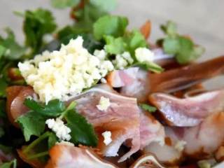 3、脆脆的卤煮耳，搭配上酸酸辣辣的调料汁，超级下酒！,加入香菜、蒜末、米醋、生抽、辣椒油