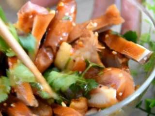 4、脆脆的卤煮耳，搭配上酸酸辣辣的调料汁，超级下酒！,拌匀，放入冰箱冷藏20分钟