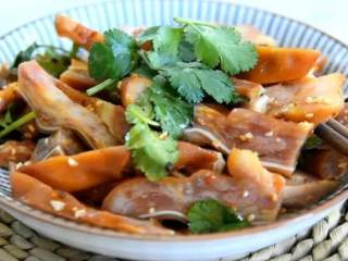 5、脆脆的卤煮耳，搭配上酸酸辣辣的调料汁，超级下酒！,撒上香菜叶点缀即可