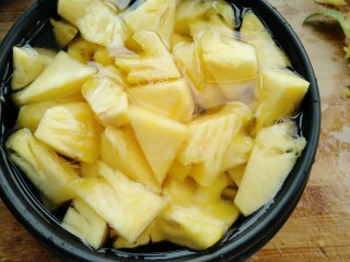 3、菠萝鸡翅,用盐把菠萝侵泡十五分钟