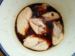 7、菠萝鸡翅,按摩五分钟腌制十五分钟中间翻动下