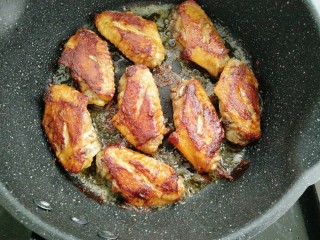 16、菠萝鸡翅,在翻过来煎三分钟即可