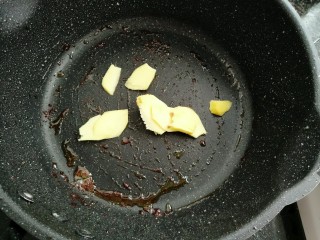 18、菠萝鸡翅,锅中留底油放入生姜爆香