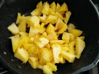 19、菠萝鸡翅,放入菠萝煸炒