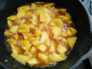 21、菠萝鸡翅,倒入半碗水煮三分钟