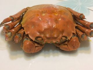 6、清蒸阳澄湖大闸蟹,新鲜的大闸蟹蒸熟后取出再去掉绳子，蒸熟的大闸蟹色泽橙黄，清香扑鼻。