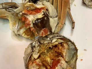 8、清蒸阳澄湖大闸蟹,蒸熟的大闸蟹蟹肉鲜美、煮熟凝结。