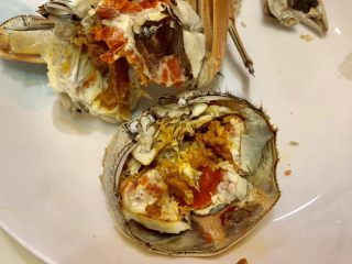 9、清蒸阳澄湖大闸蟹,蒸熟的雌蟹卵金黄色，雄蟹膏白玉状，滋味鲜美，味道醇厚，