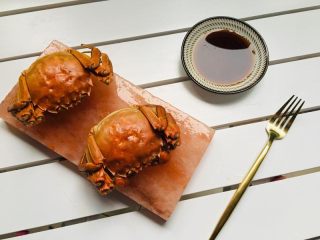 10、清蒸阳澄湖大闸蟹,蟹膏用海鲜醋蘸着吃很美味，也可以直接食用，原汁原味，鲜美可口，味道醇正。