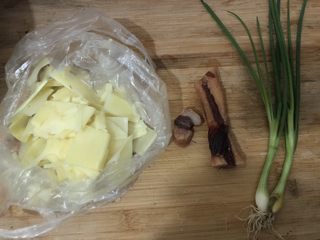 1、冬笋炒腊肉,准备所需食材