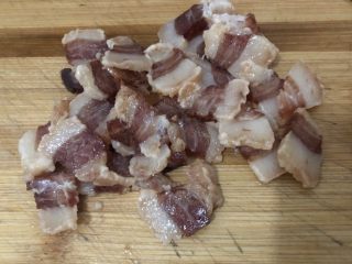 3、冬笋炒腊肉,切片