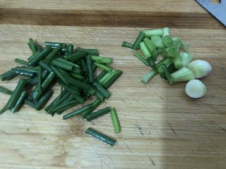 4、冬笋炒腊肉,葱切小段，葱白叶分开