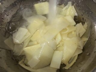 5、冬笋炒腊肉,冬笋洗洗（我买的是别人加工好的）