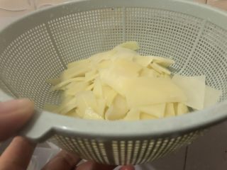 6、冬笋炒腊肉,捞起沥一下水