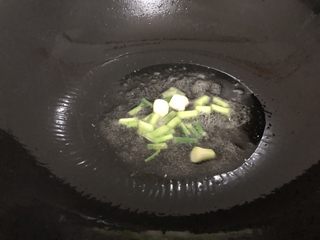 8、冬笋炒腊肉,下葱白爆一下